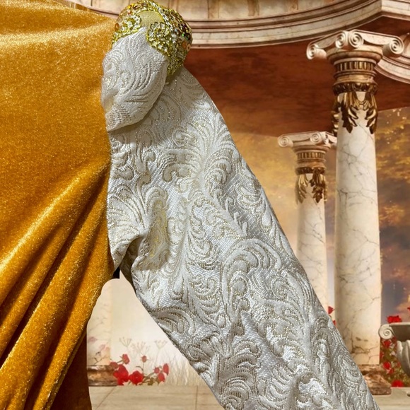 Elizabethan Gold Ball Gown Size Child XL. - Picture 4 of 4